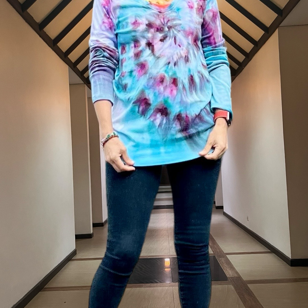 
                  
                    Gap Hand Tie Dyed Women's Blue Long Sleeves Top Size L | Gift For Her | T-Shirt To Dress It Up And Down | Unique Gift For Stylish Ladies | Model in Ecuador
                  
                